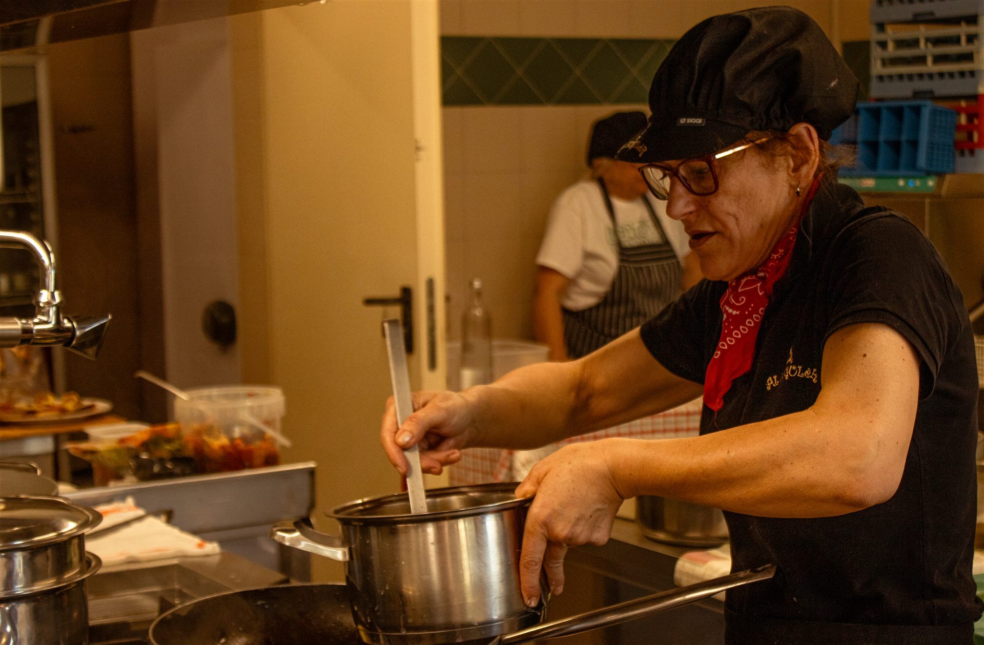 Lucia Sileo al lavoro in cucina