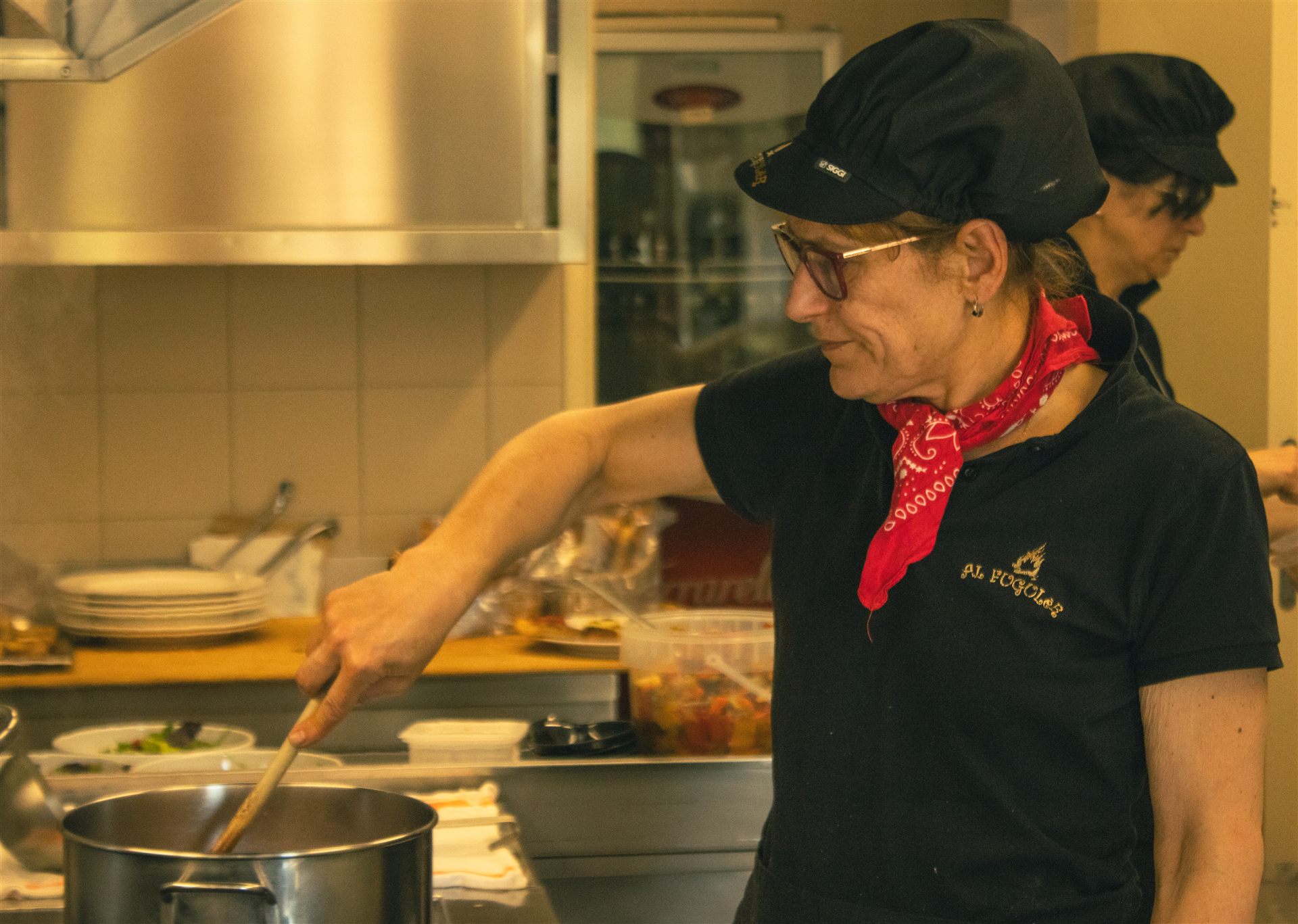 Lucia Sileo al lavoro in cucina
